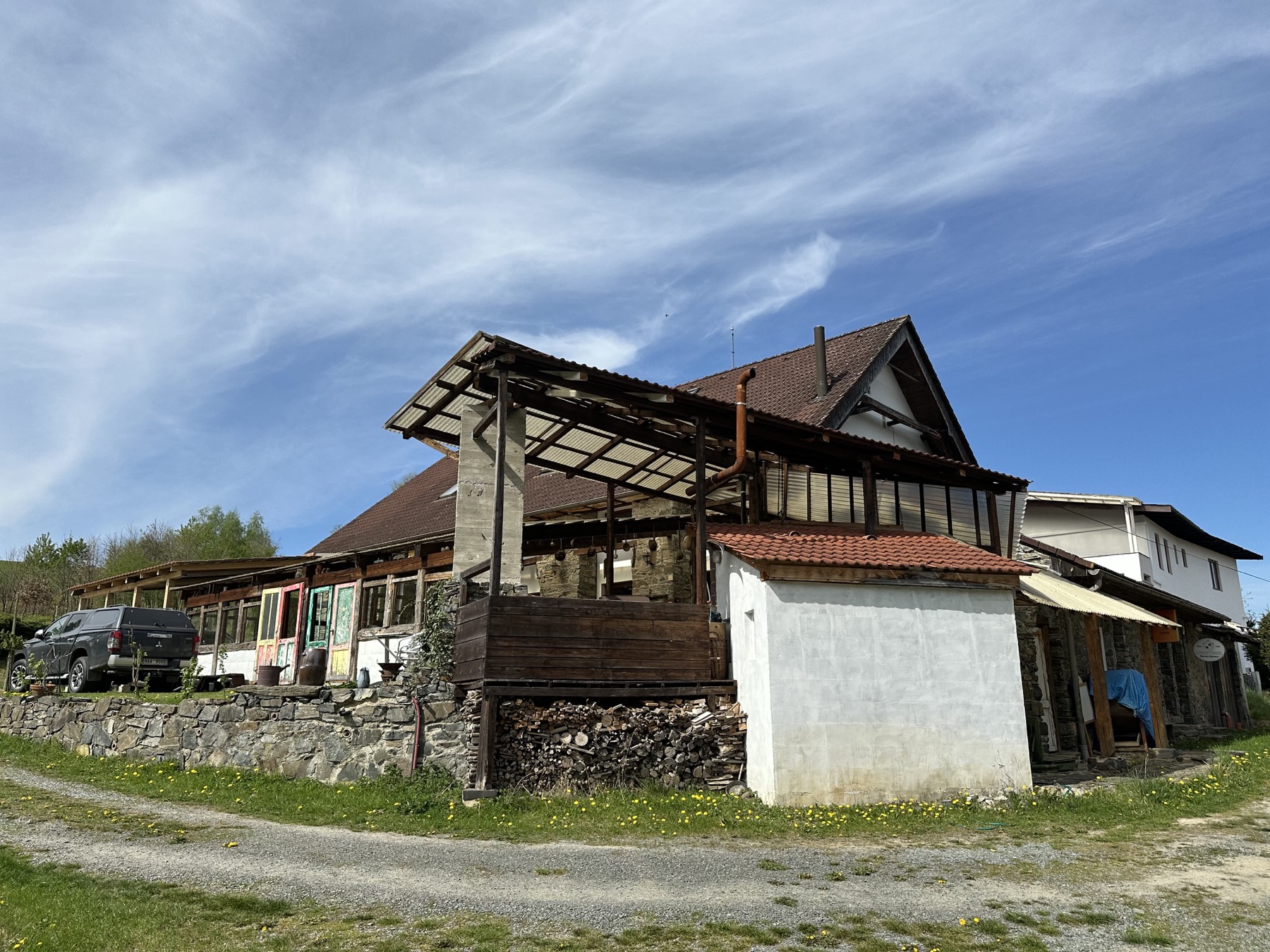 Kamenná část Usedlosti Bělice z příjezdové cesty